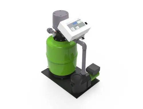 Grünbeck Filteranlage in grüner und schwarzer Farbgebung mit Steuerungseinheit und angeschlossenem Pumpensystem.